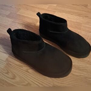 Super Nice Black Faux Suede Ankle Boots by  Xappeal, Sz 8